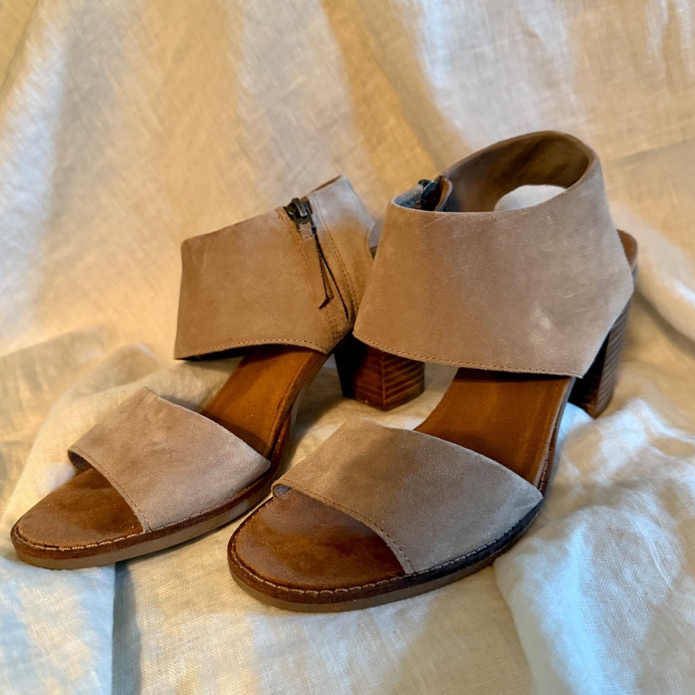 Tom’s Sandals, size 9, Stacked Heel - Picture 2 of 6
